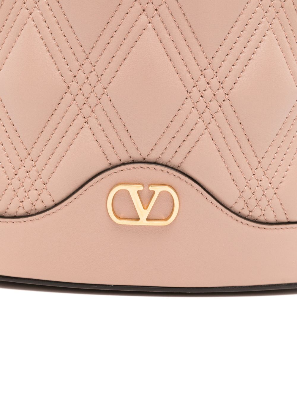 Sac seau en cuir Quiltie 67 de Valentino Garavani