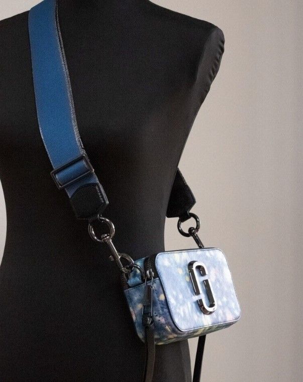 Sac à bandoulière en cuir imprimé bleu aquarelle Marc Jacobs The Snapshot Bag