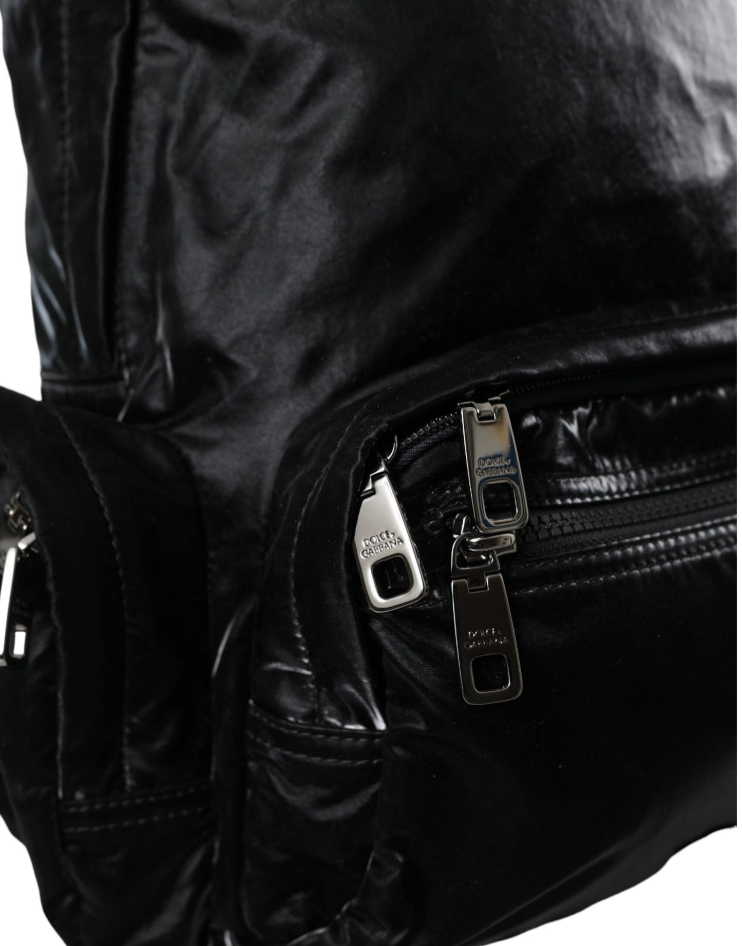 Dolce & Gabbana – Rucksacktasche aus schwarzem Lackleder mit Logo-Plakette