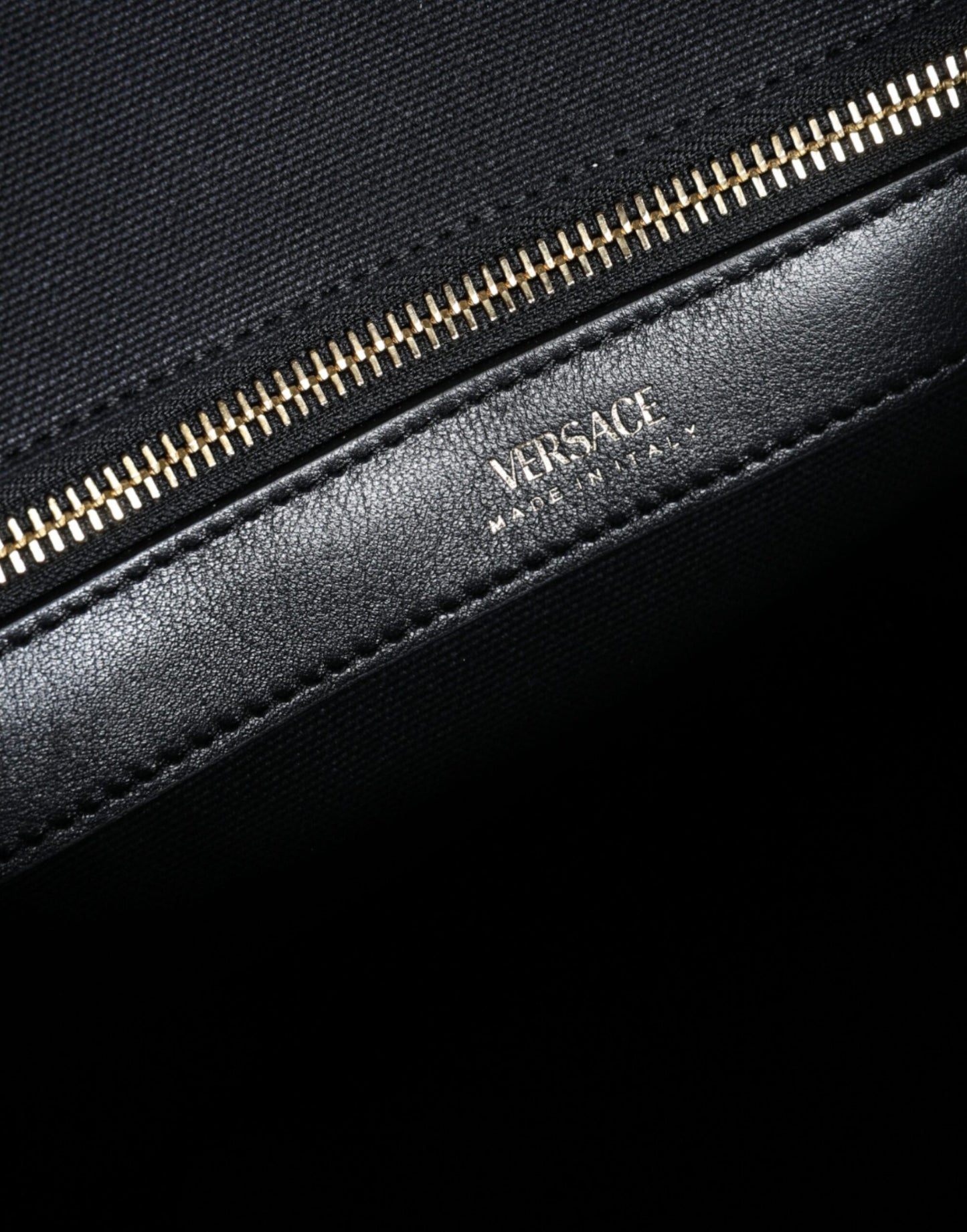 Sac fourre-tout à bandoulière en toile et cuir noir avec logo Versace
