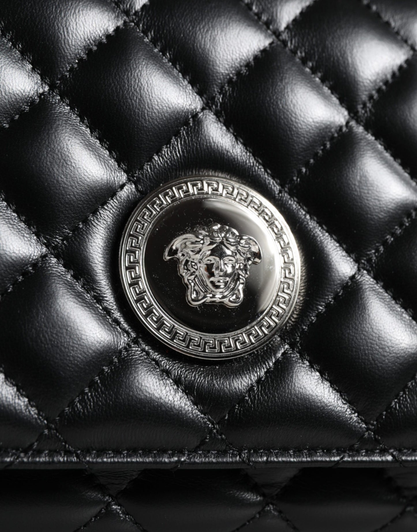 Sac bandoulière Versace en cuir d'agneau matelassé noir