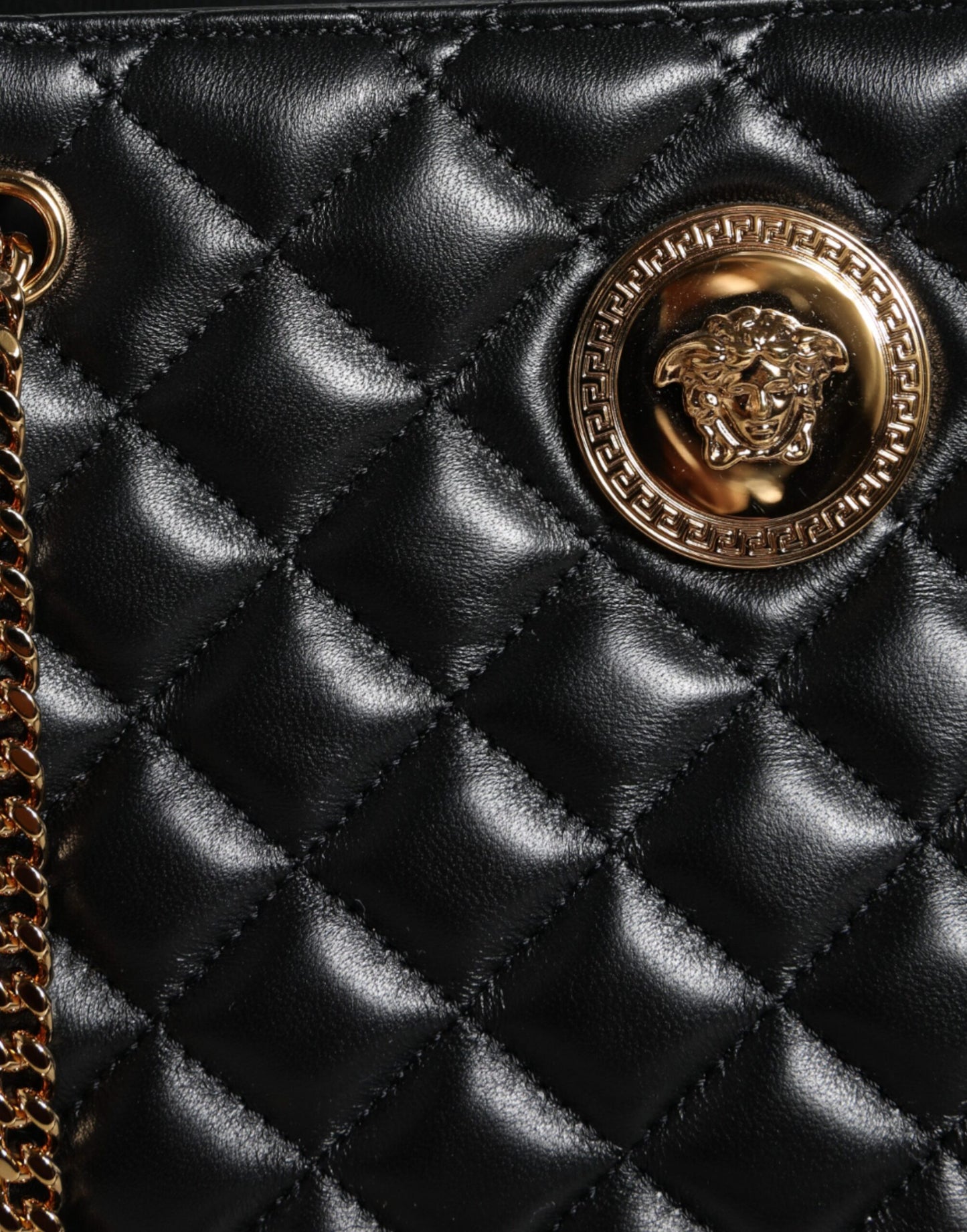 Sac à bandoulière en cuir nappa matelassé noir Versace