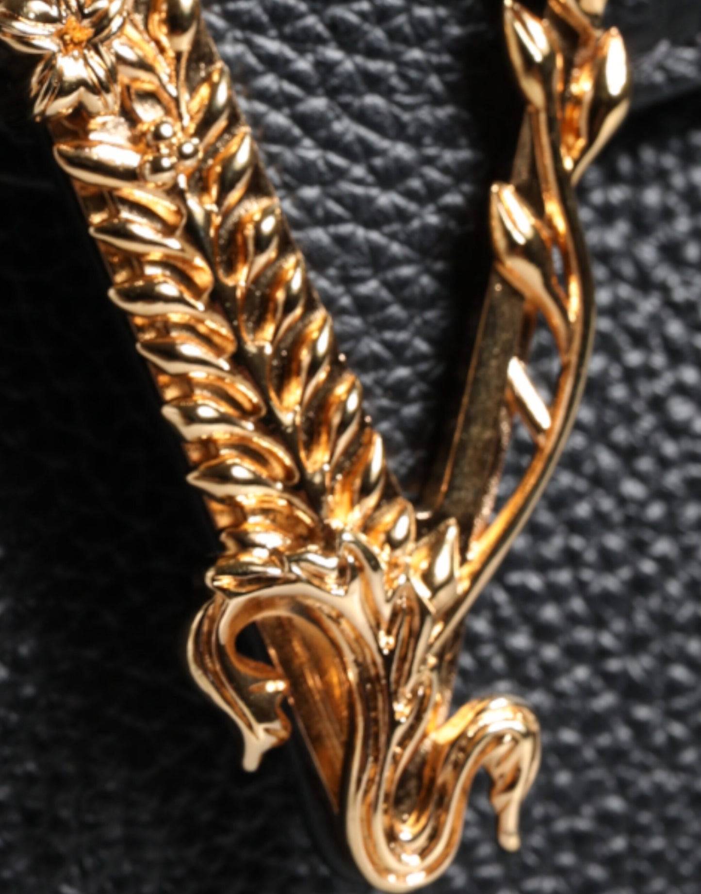 Versace – Umhängetasche aus genarbtem Kalbsleder mit Logo in Schwarz