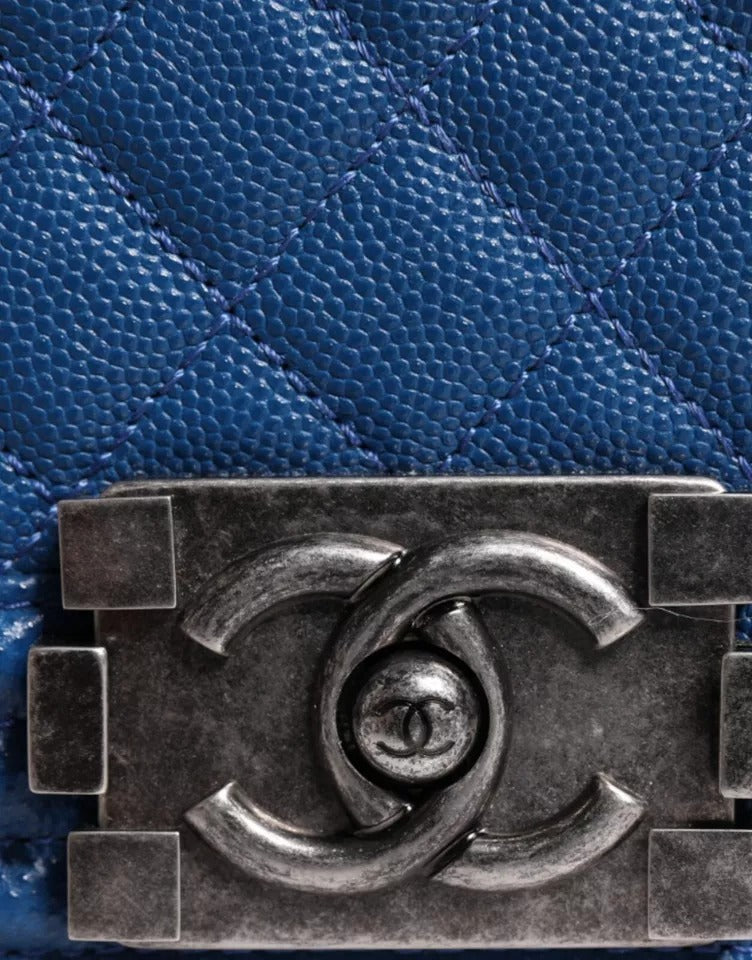 Chanel – Mittelgroße Umhängetasche aus blauem Lammleder mit Doppelkette
