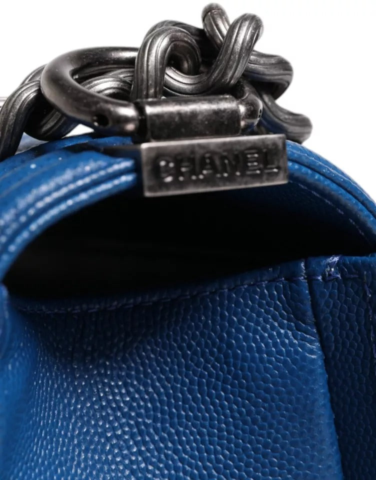 Chanel – Mittelgroße Umhängetasche aus blauem Lammleder mit Doppelkette