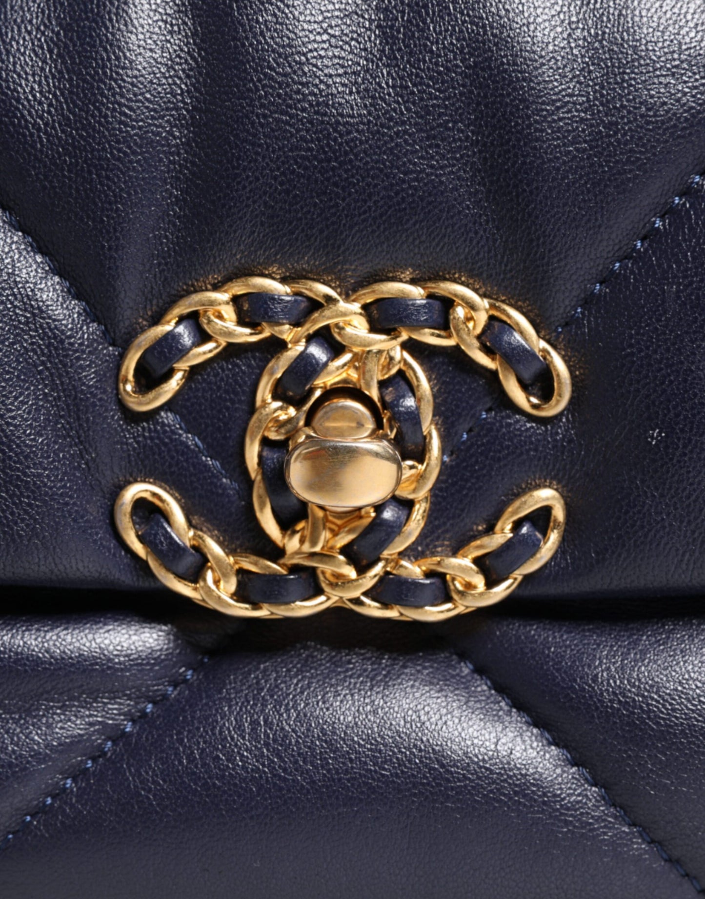 Chanel – Große, gesteppte Umhängetasche aus blauem Leder mit Kette