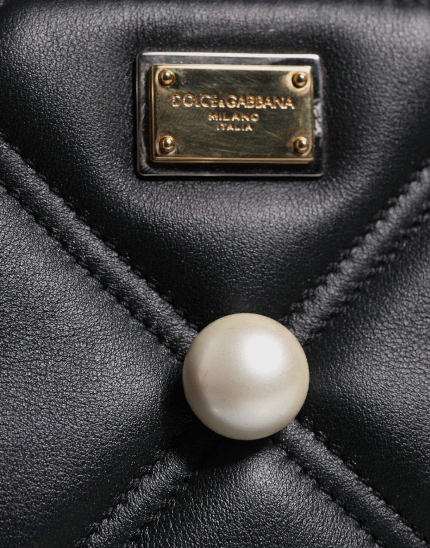 Dolce & Gabbana – Schultertasche aus schwarzem Leder mit Perlenverzierung und Logo