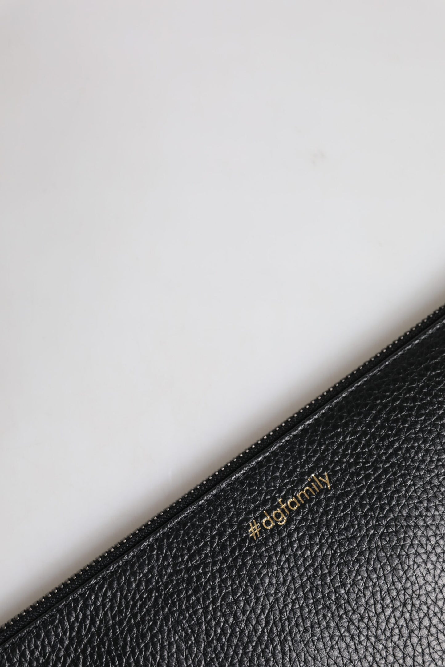 Dolce & Gabbana Schwarze Ledertasche #DGFAMILY mit Verzierung für Herren mit Reißverschluss