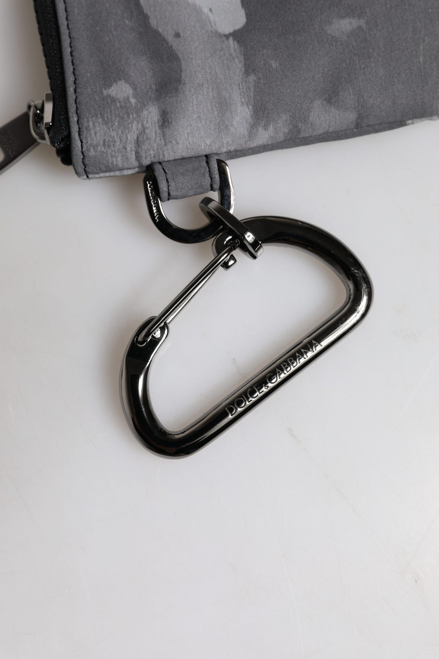 Dolce & Gabbana – Schwarz-graue Camouflage-Tasche mit Logo-Plakette und Schlüsselanhänger