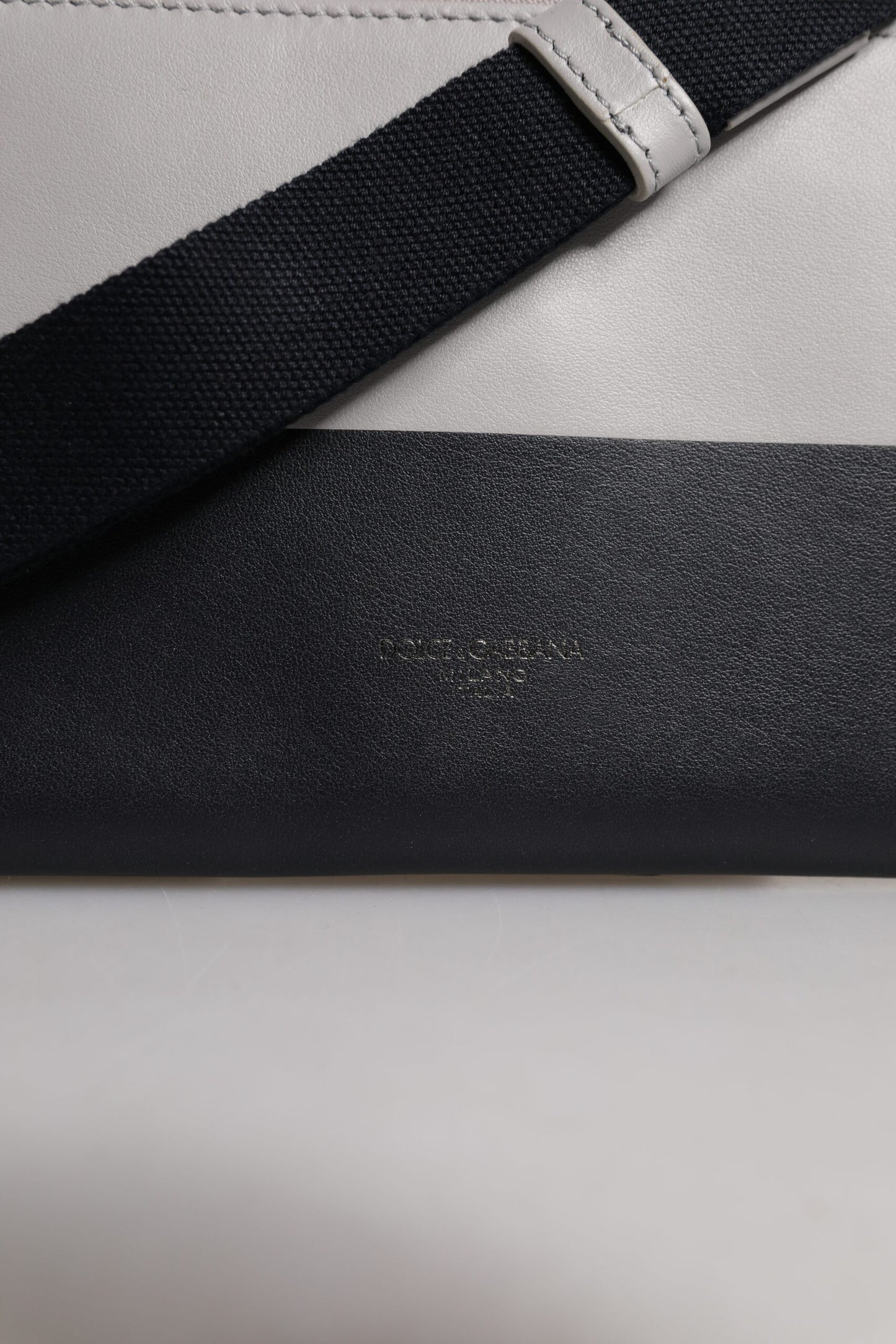 Dolce & Gabbana – Umhängetasche aus schwarz-weißem Leder mit Logoprägung