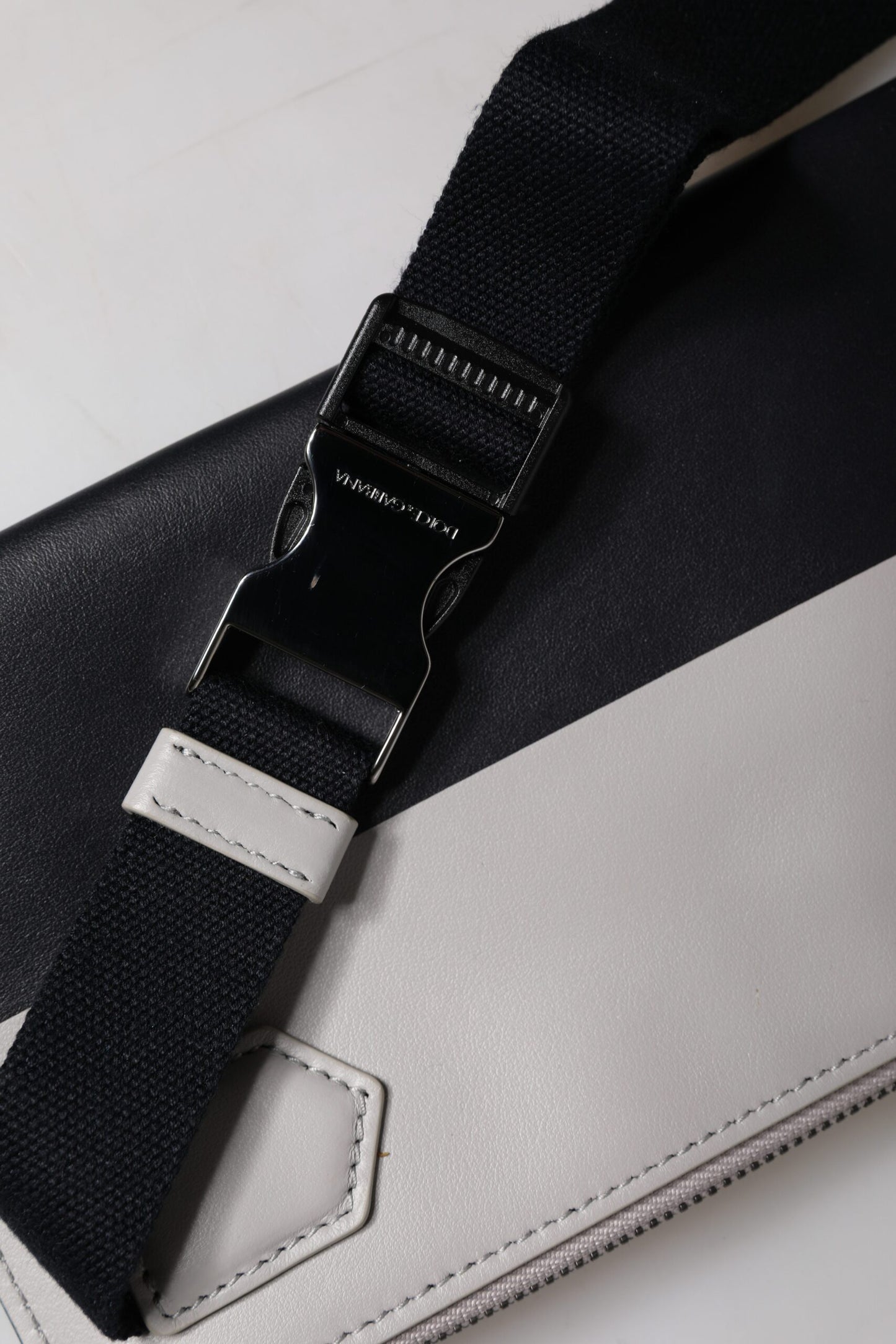Dolce & Gabbana – Umhängetasche aus schwarz-weißem Leder mit Logoprägung