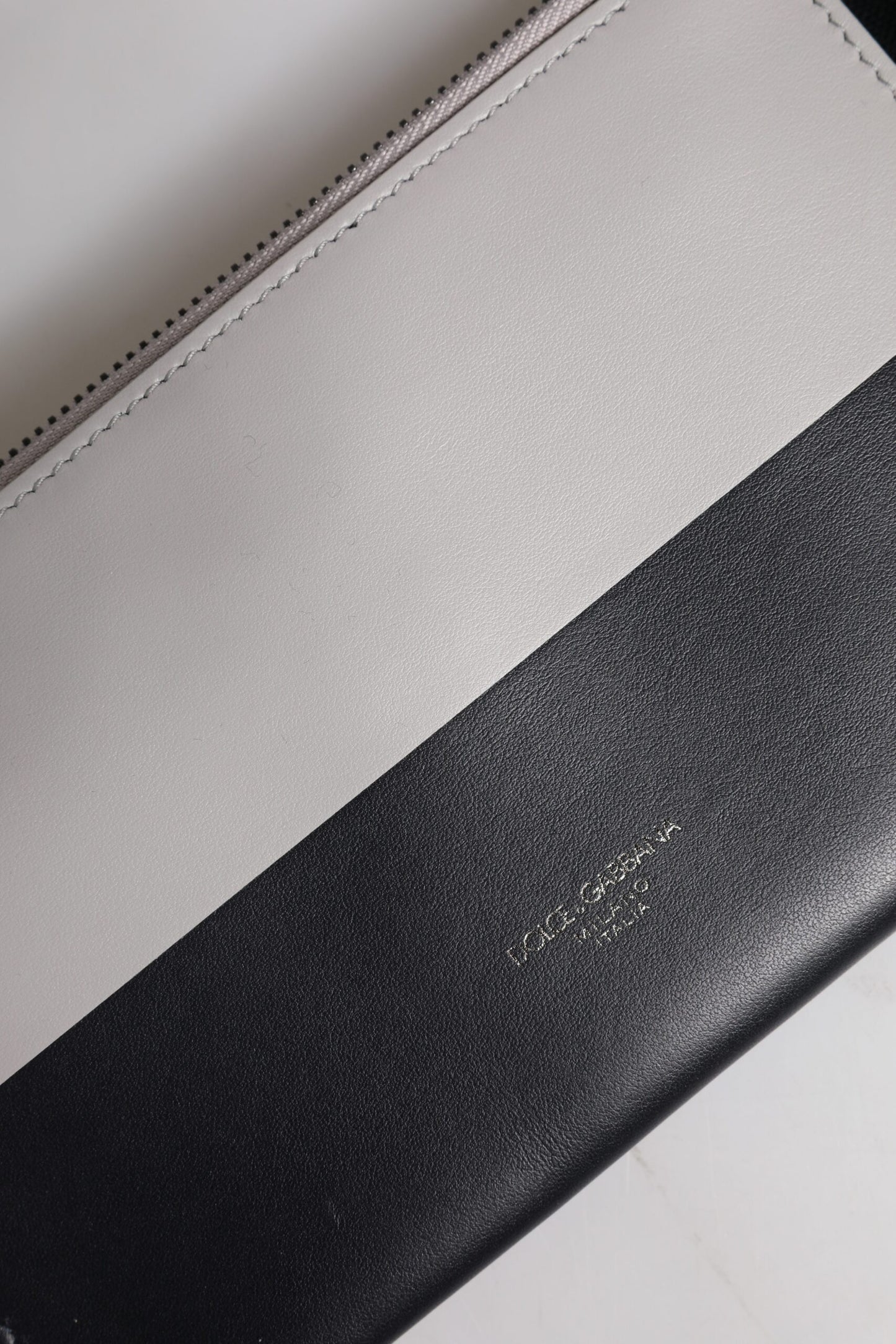 Dolce & Gabbana – Umhängetasche aus schwarz-weißem Leder mit Logoprägung