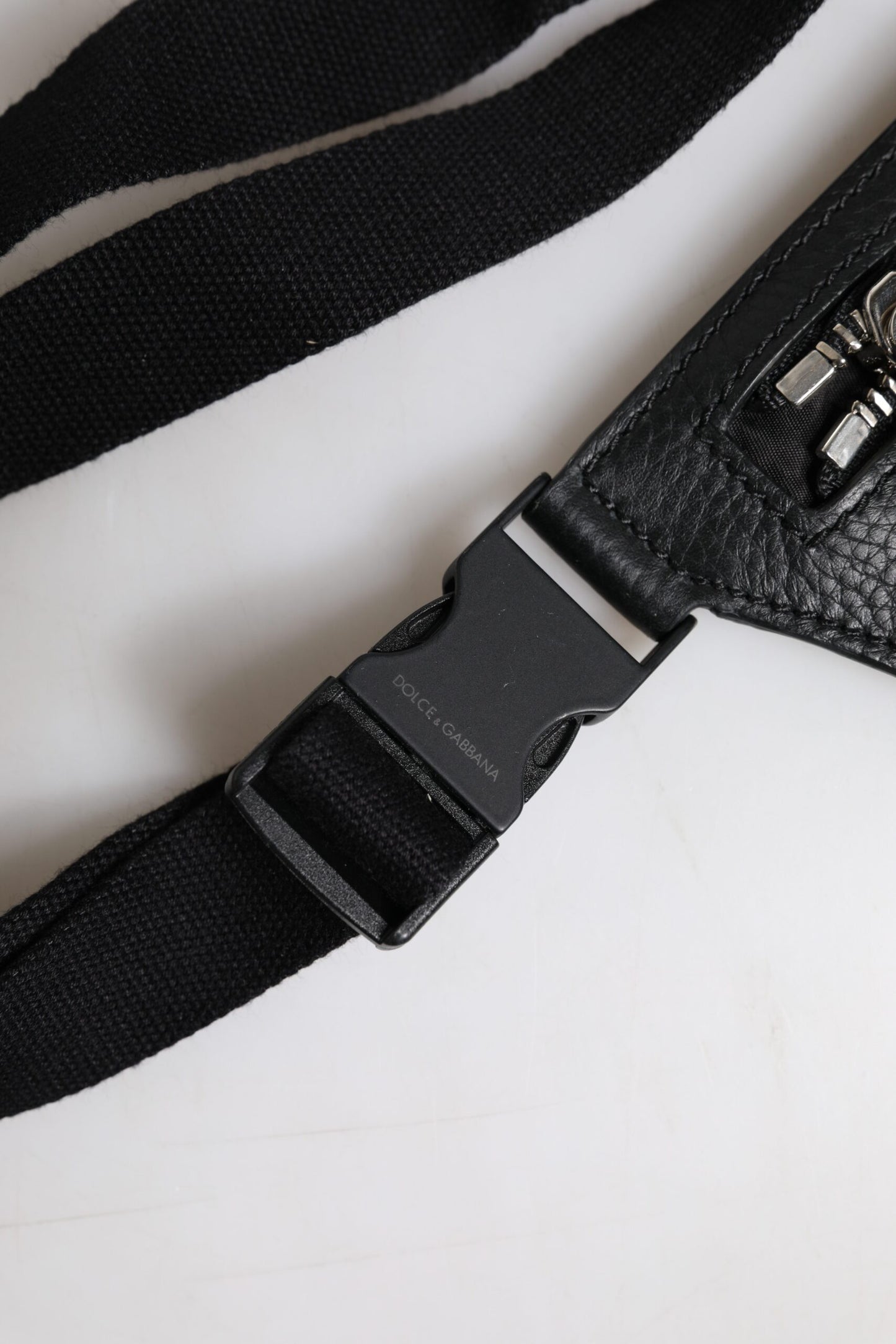 Dolce & Gabbana Gürteltasche aus schwarzem Kalbsleder mit Logo-Plakette