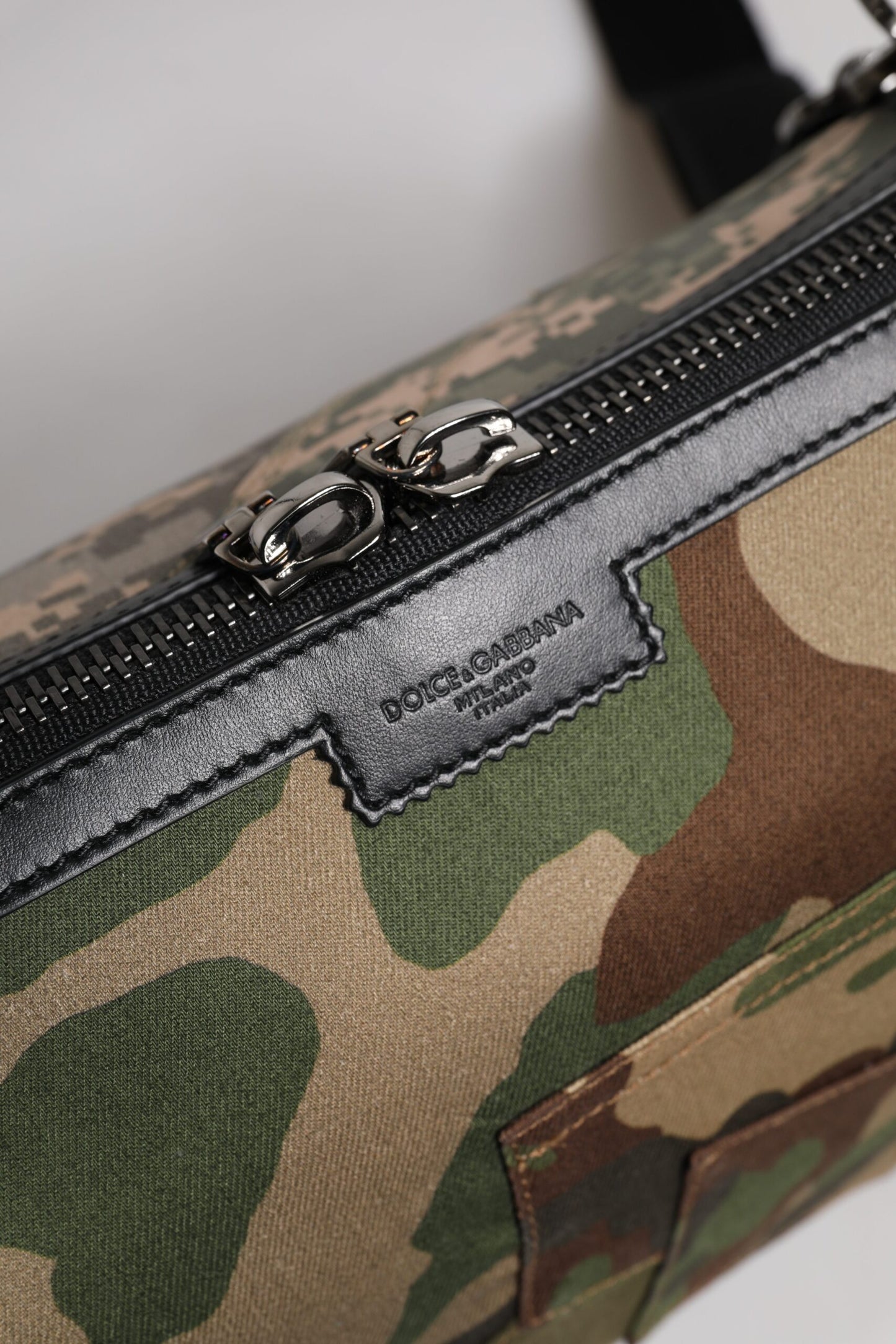 Dolce & Gabbana – Mehrfarbige Umhängetasche im Camouflage-Patchwork-Stil
