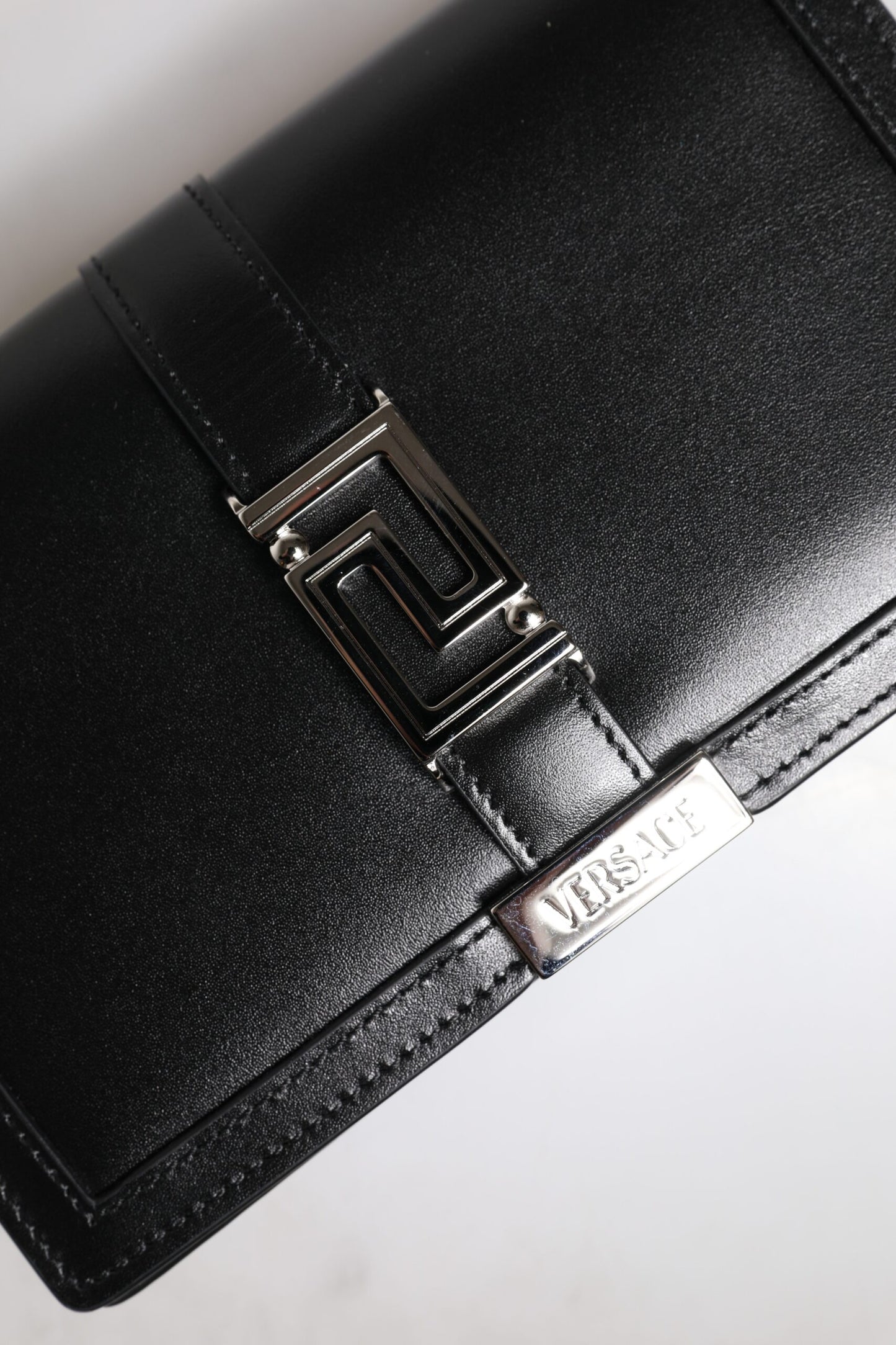 Sac bandoulière Versace en cuir de veau noir avec chaîne