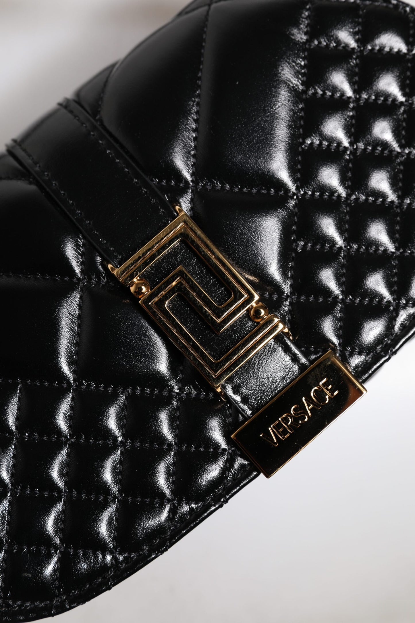 Sac bandoulière matelassé en cuir de veau noir Versace