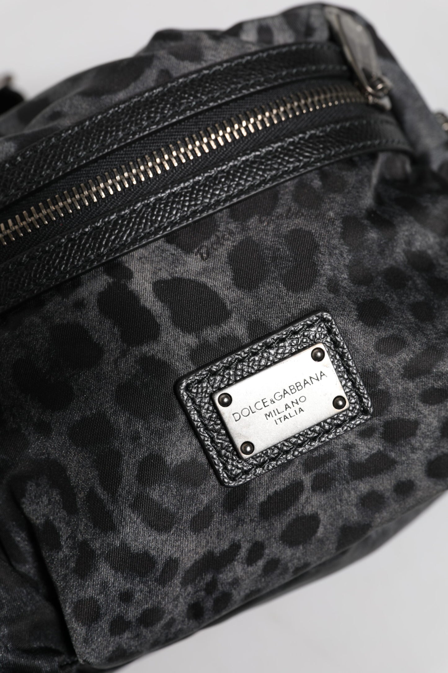 Dolce & Gabbana – Gürteltasche mit DG-Logo und Leopardenmuster in Schwarz und Grau