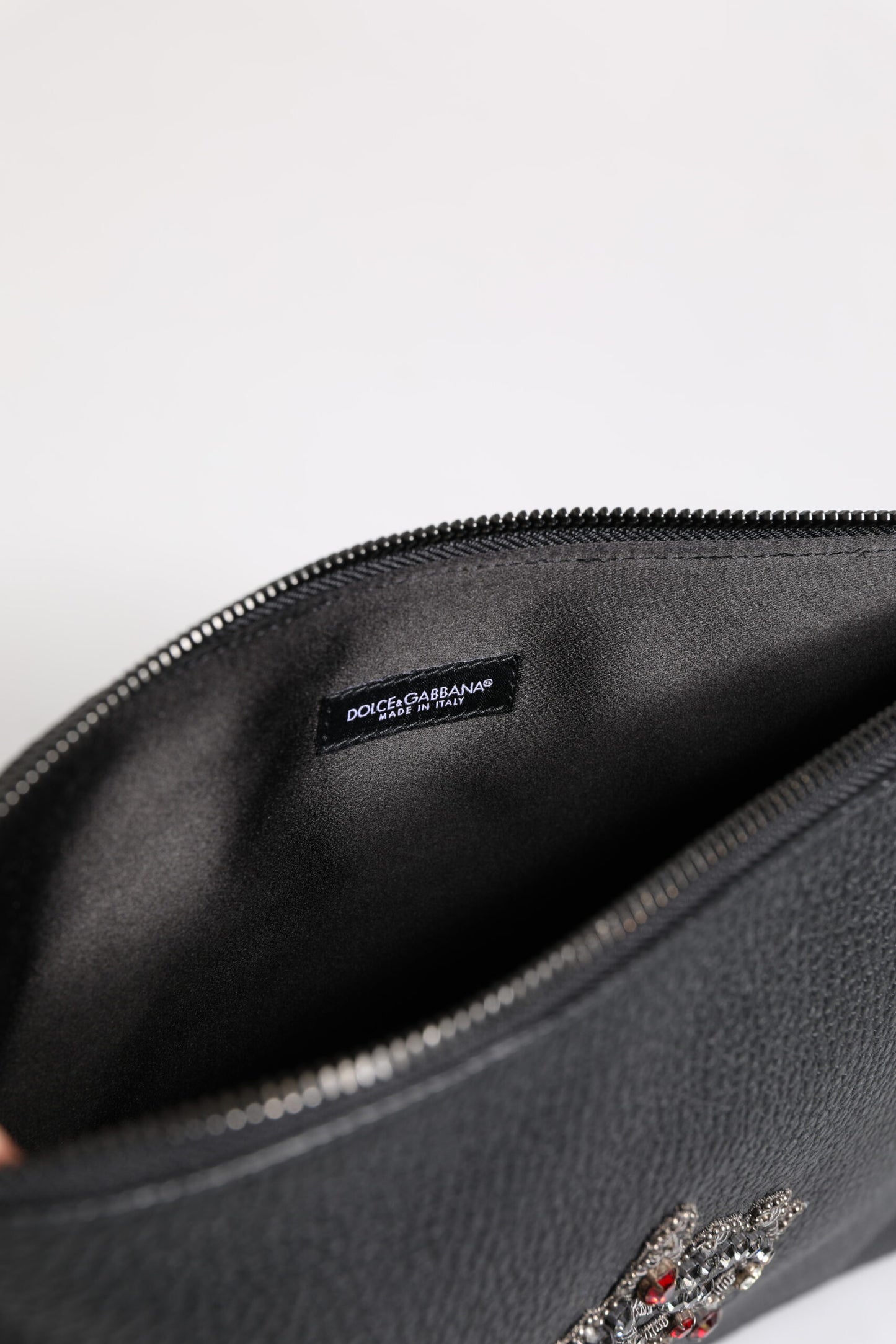 Dolce & Gabbana – Clutch aus schwarzem Kalbsleder mit Kronenverzierung