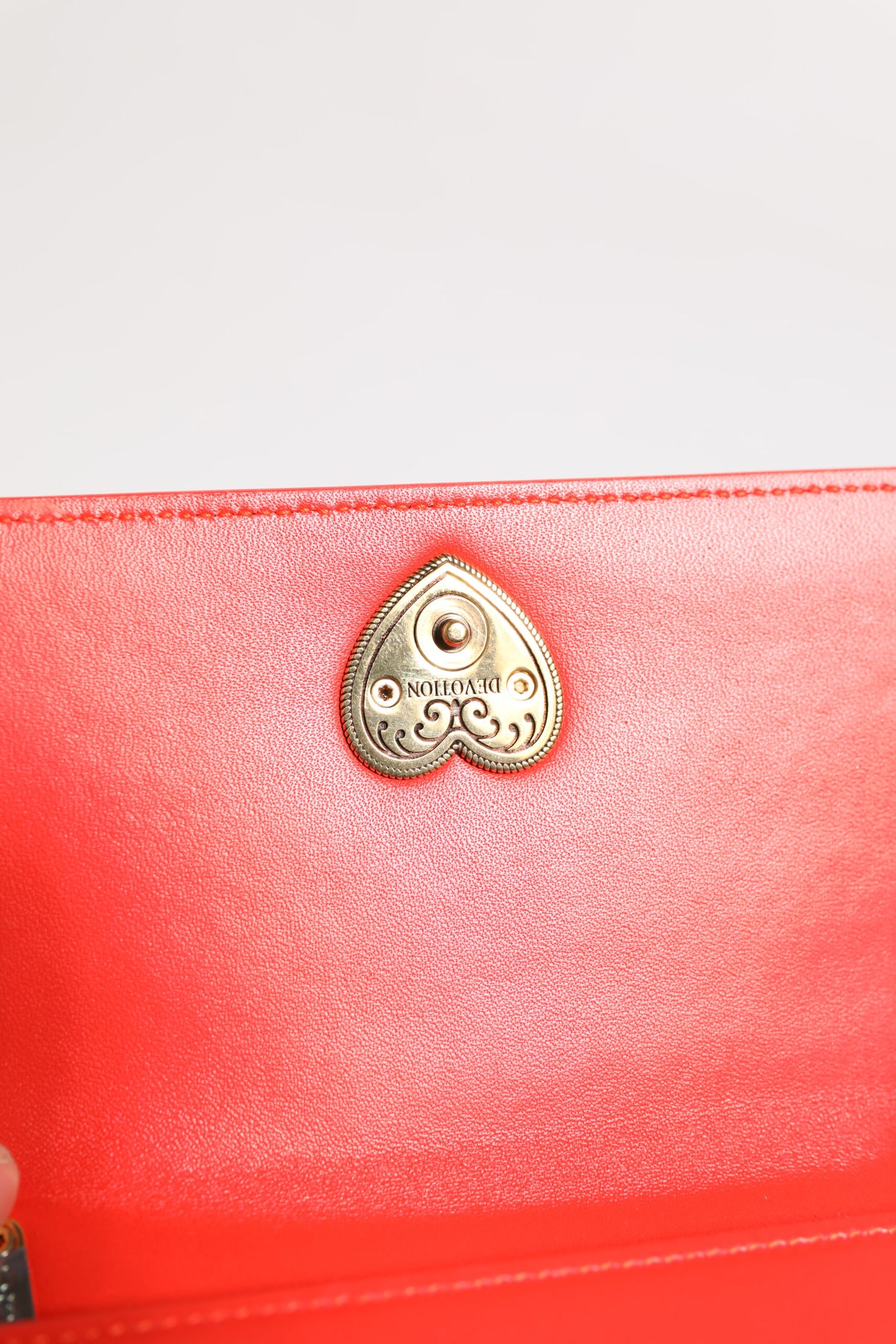 Sac bandoulière pour téléphone Dolce & Gabbana en cuir rouge matelassé Devotion