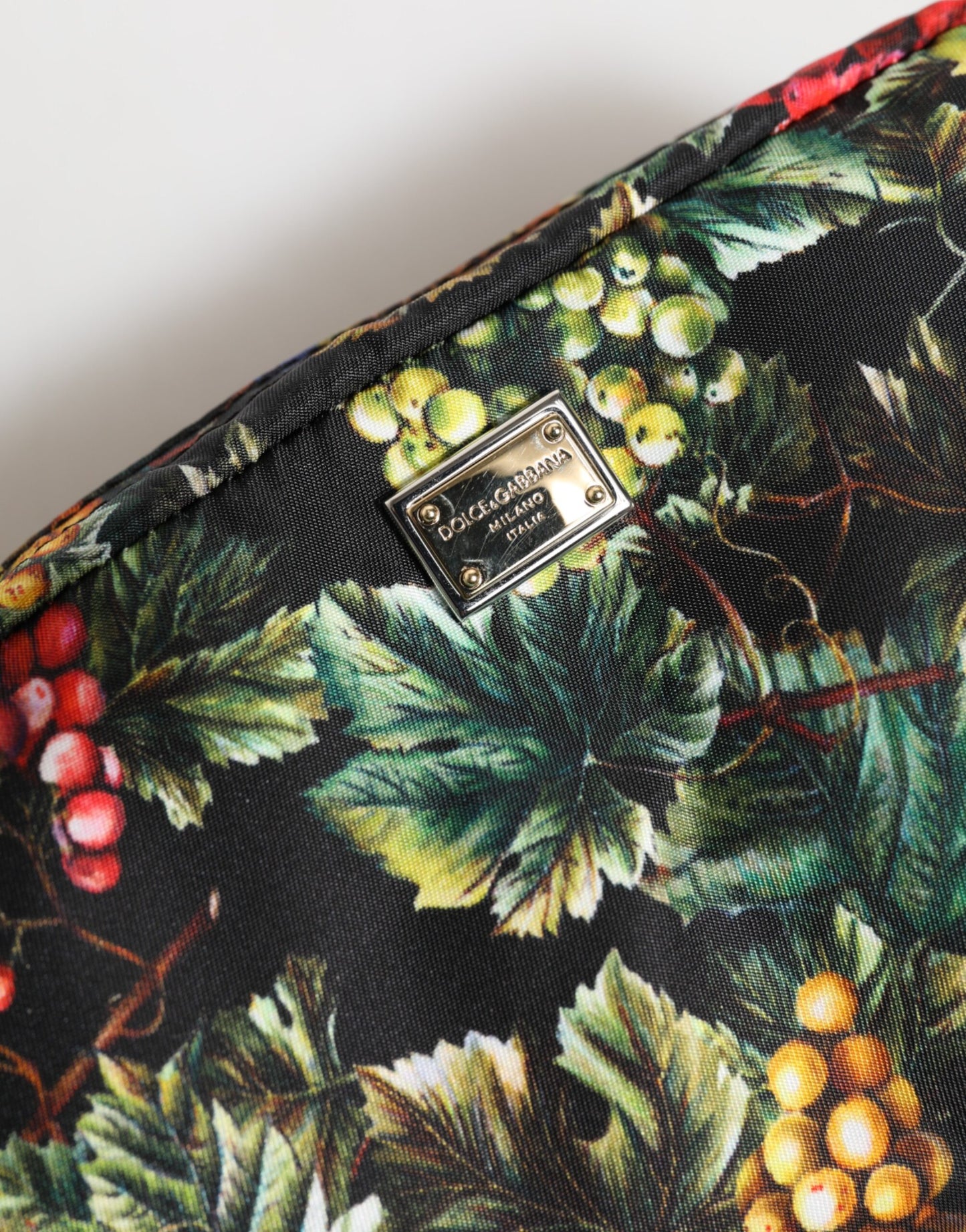 Pochette Dolce & Gabbana à imprimé raisin multicolore et plaque logo