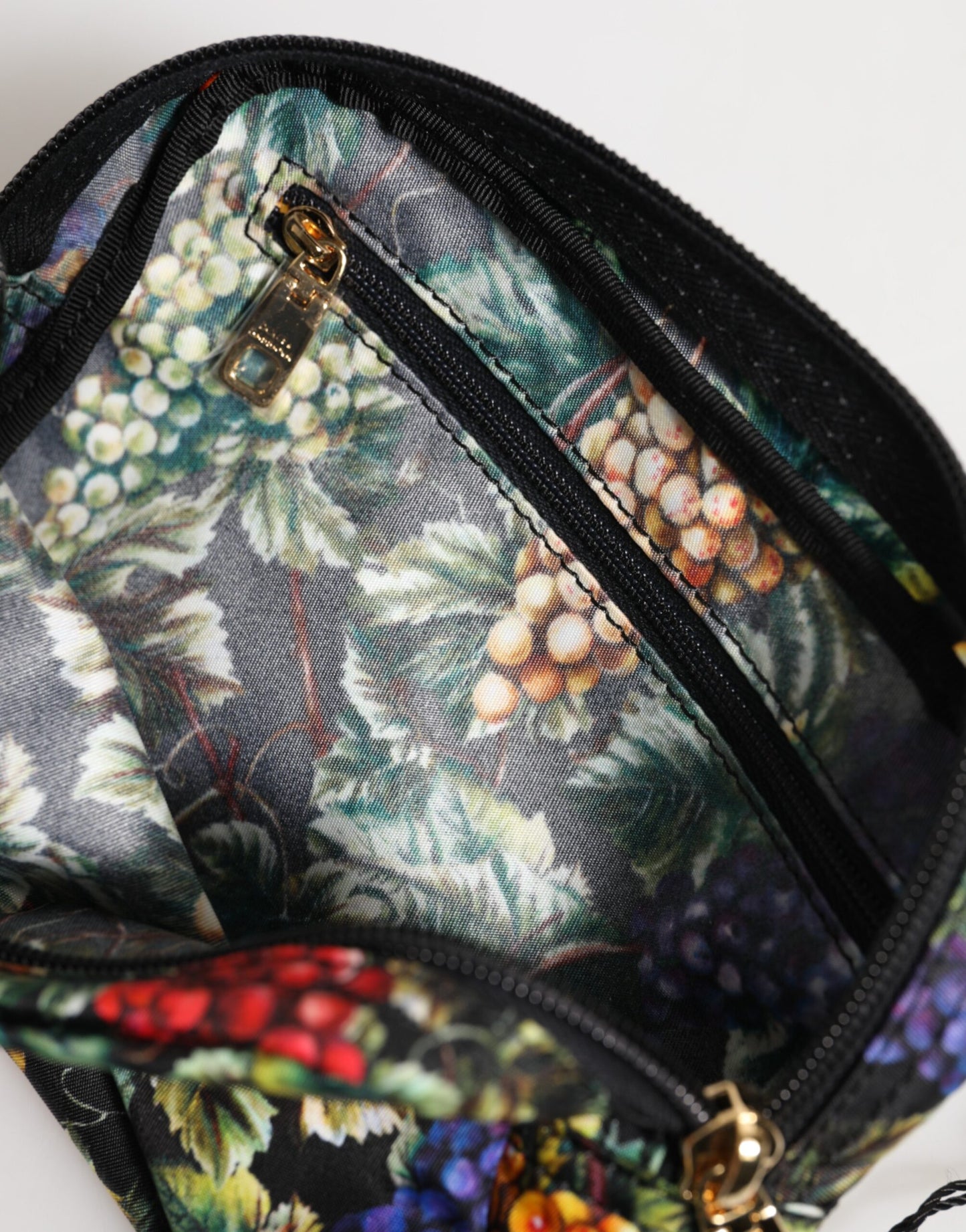 Pochette Dolce & Gabbana à imprimé raisin multicolore et plaque logo