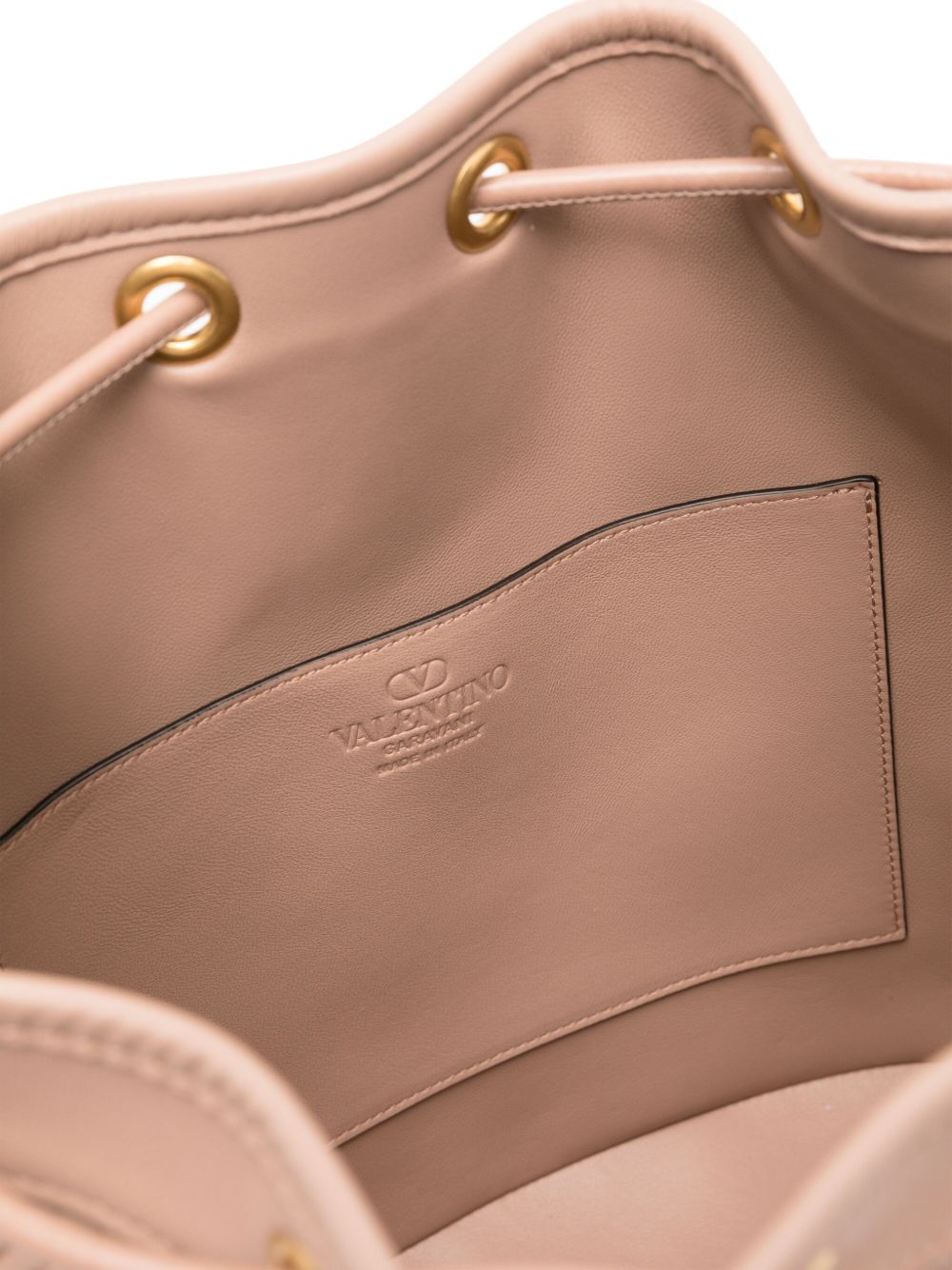 Sac seau en cuir Quiltie 67 de Valentino Garavani