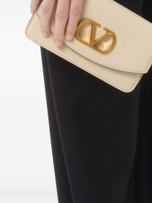 Pochette Vain Valentino Garavani en cuir de veau brillant