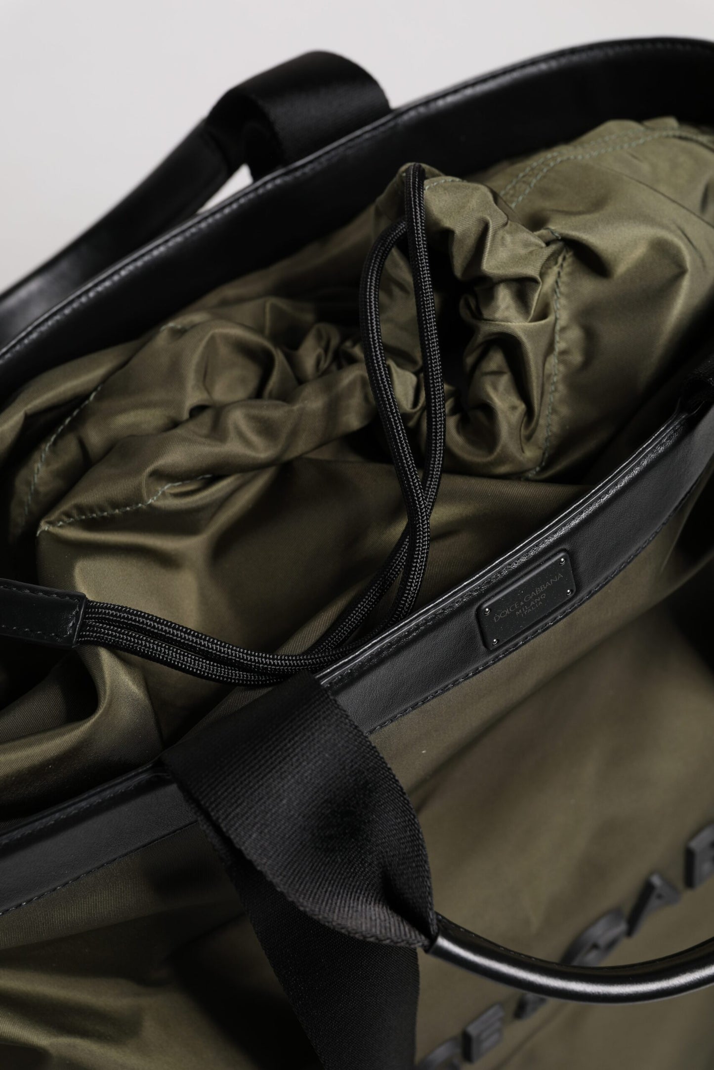 Dolce &amp; Gabbana Tragetasche aus Nylon in Militärgrün mit Schultergurt