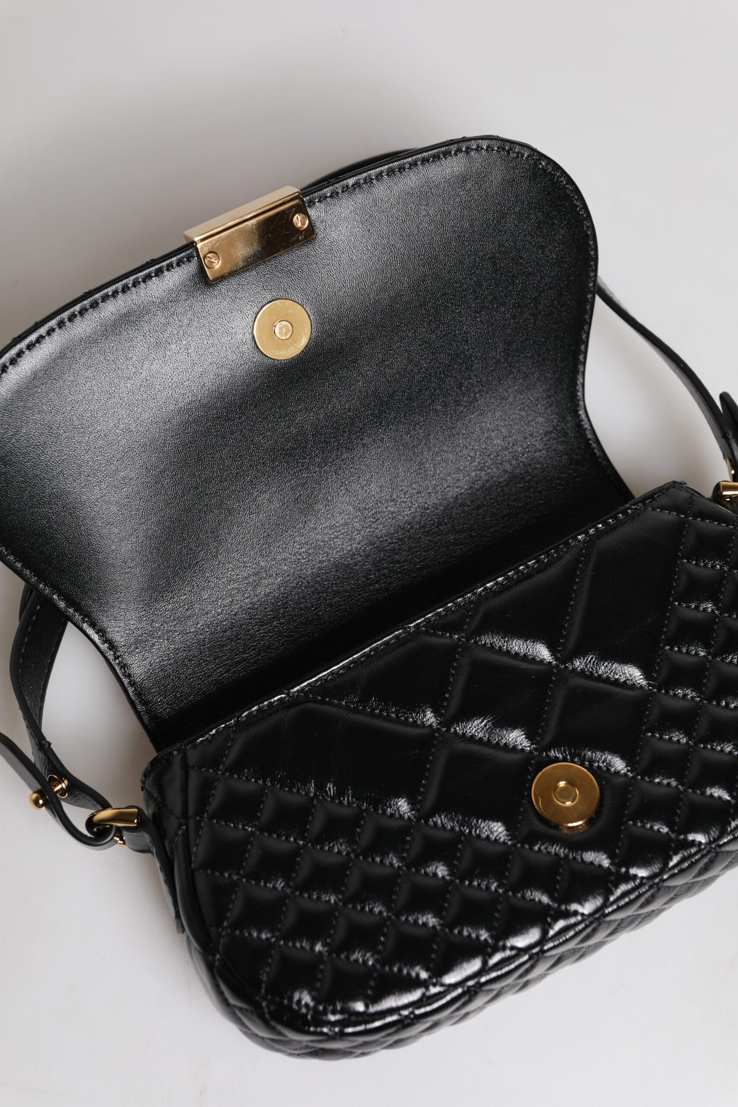 Sac bandoulière matelassé en cuir de veau noir Versace