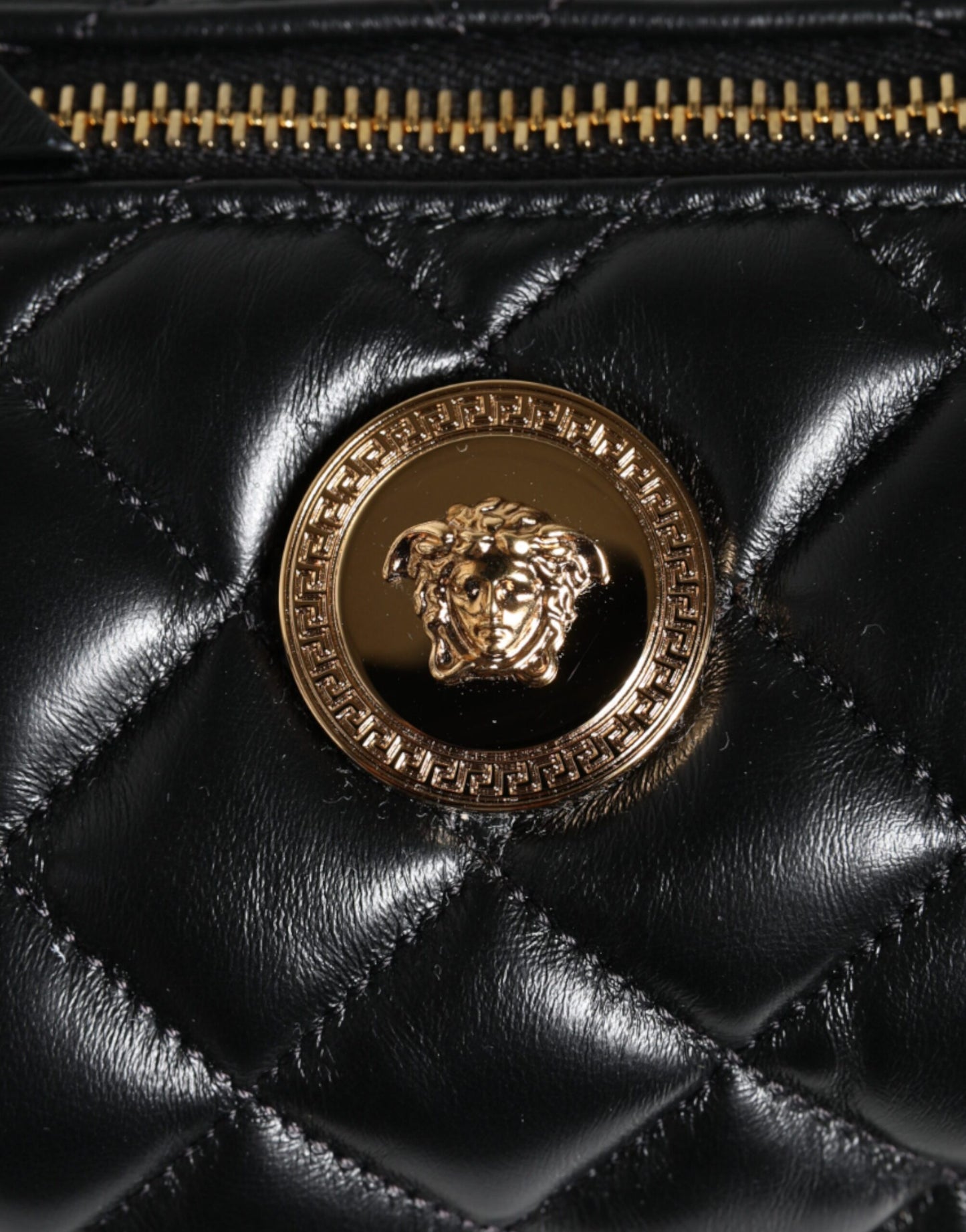 Versace – Schwarze Mini-Umhängetasche aus gestepptem Lammleder