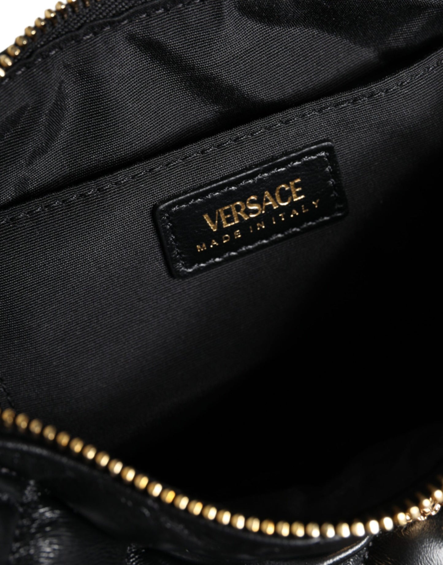 Versace – Schwarze Mini-Umhängetasche aus gestepptem Lammleder